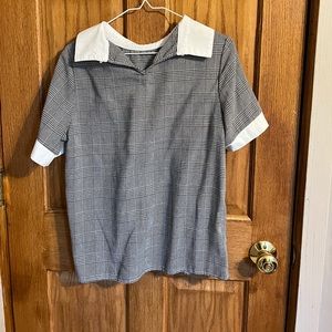 Women’s collard shirt size small